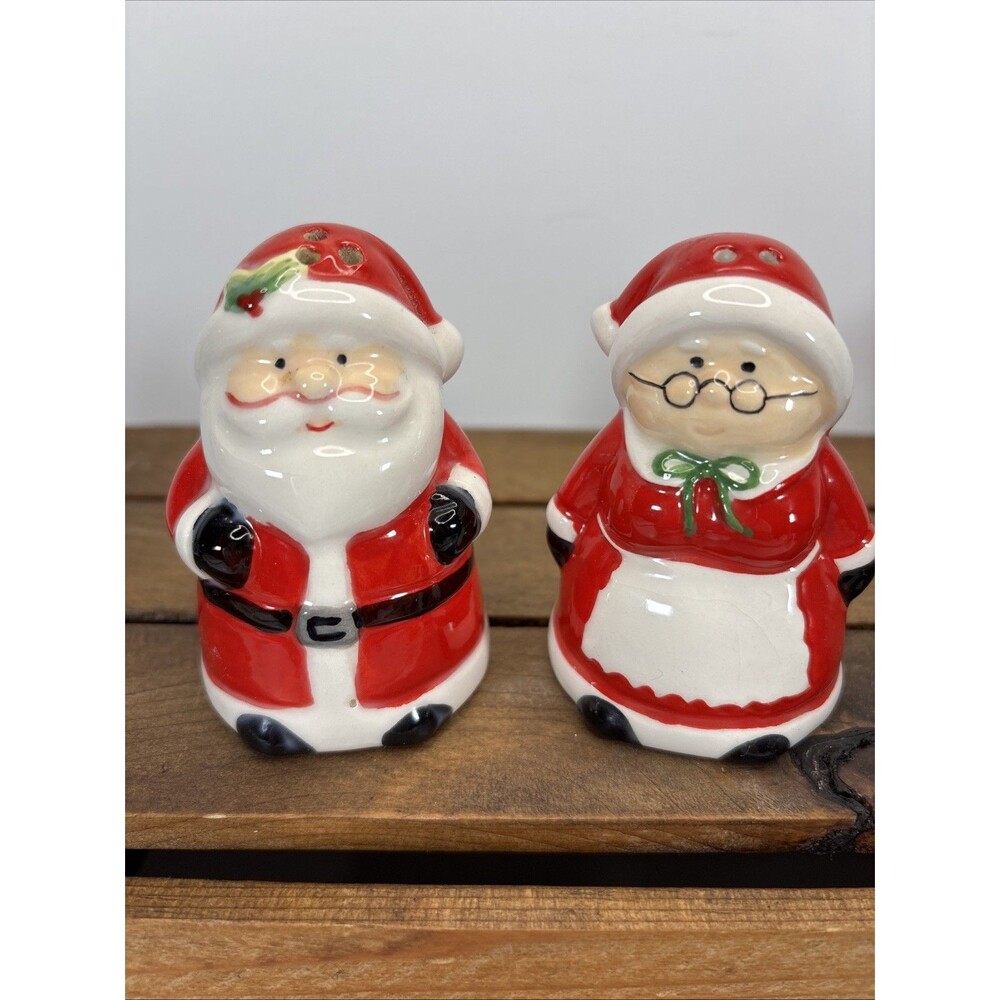 Christmas Santa Claus and Mrs. Santa Claus Salt & Pepper Shakers, Unbranded, GUC